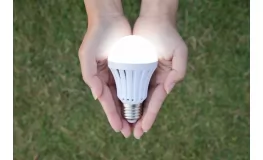 Світлодіодна лампа блимає: з чим це повʼязано і що робити